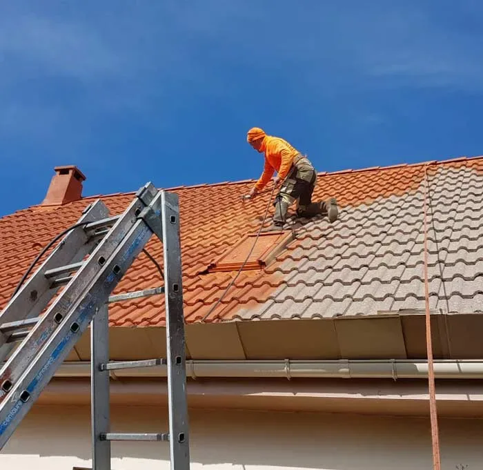 Démoussage de toiture à Rouen par Bogey Rénovation